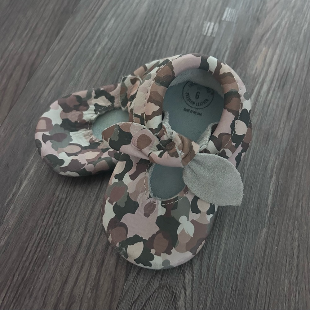 Freshly Picked Baby Moccasins pink camo Size 6 - Picture 4 of 5